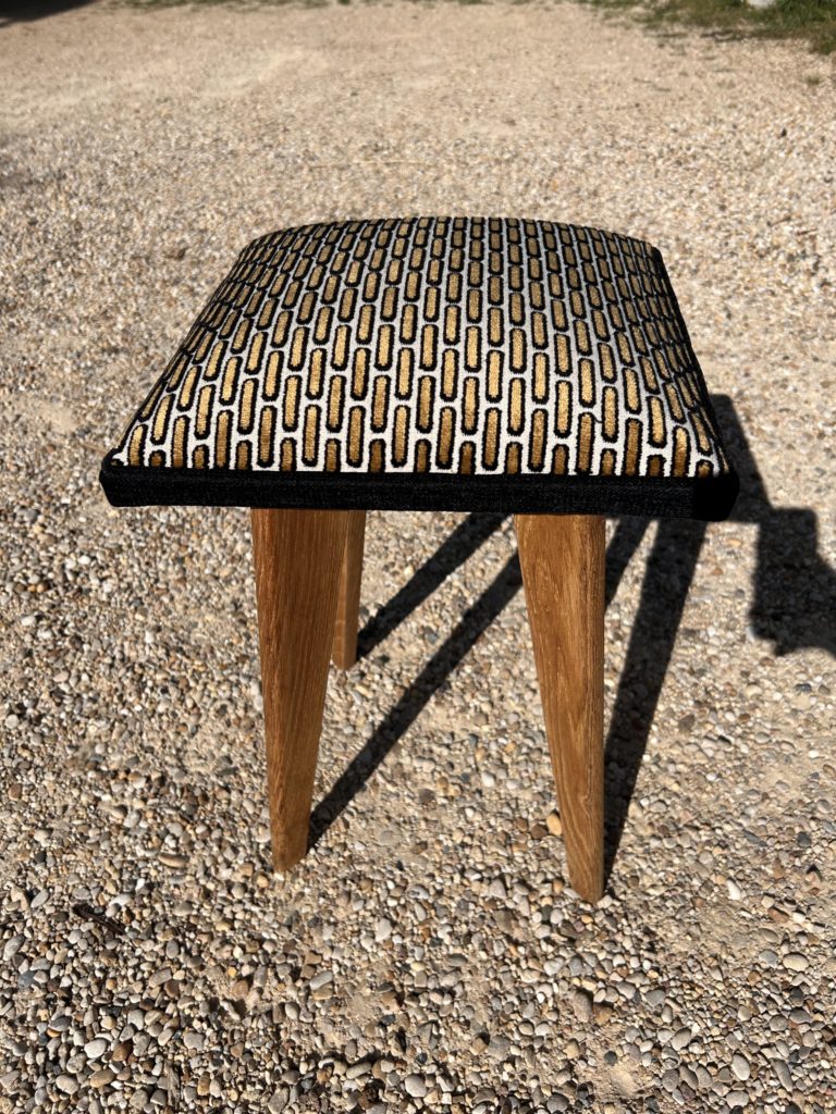 tabouret et coussin carré boutonné