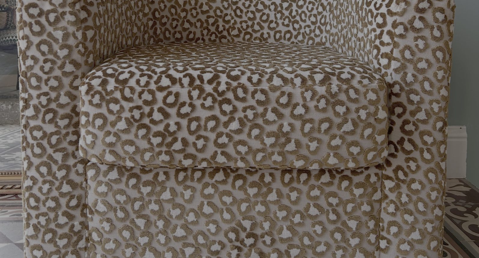 Fauteuil-tonneau-léopard-tendance