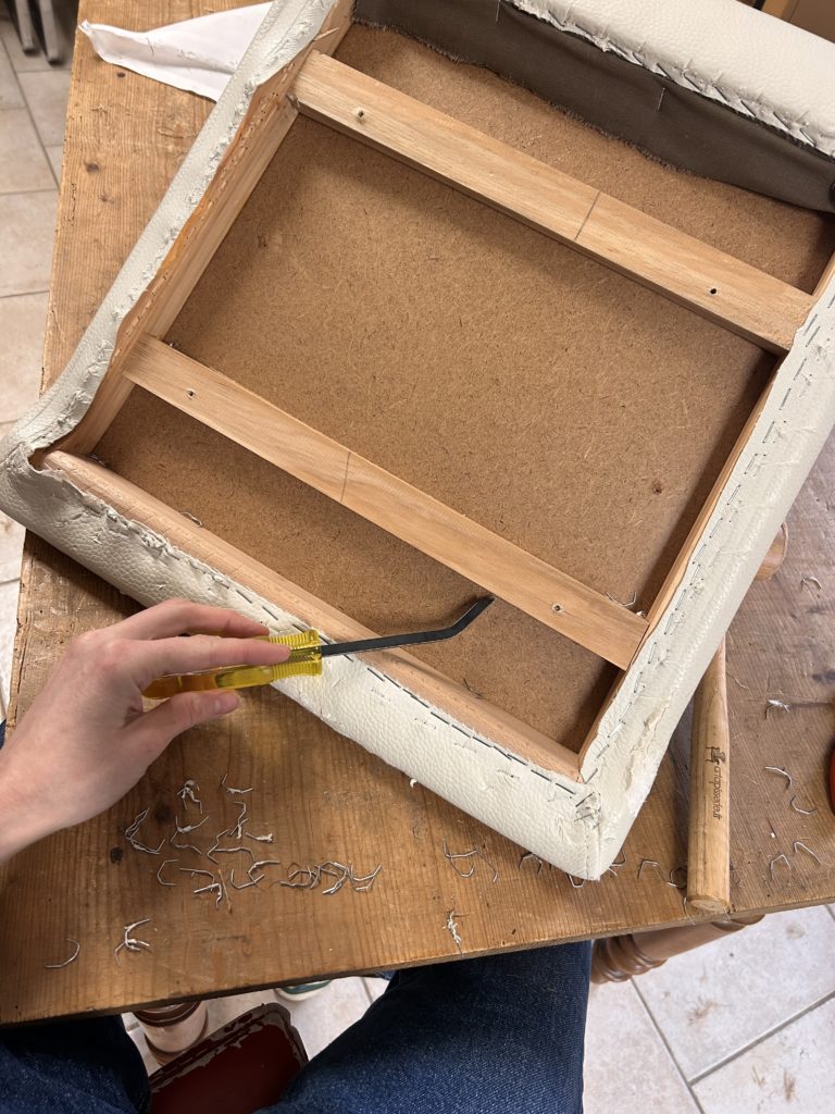 chaise-dessous-en-restauration